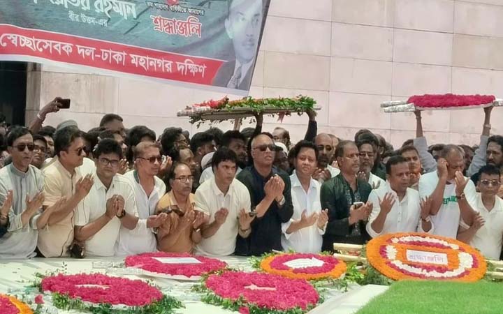 জিয়াউর রহমানের সমাধিতে স্বেচ্ছাসেবক দলের শ্রদ্ধা